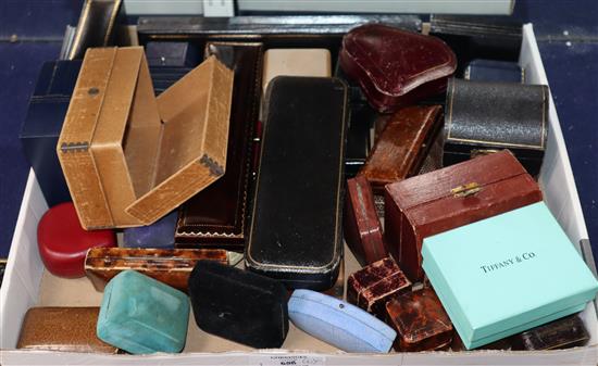 A quantity of assorted jewellery boxes.